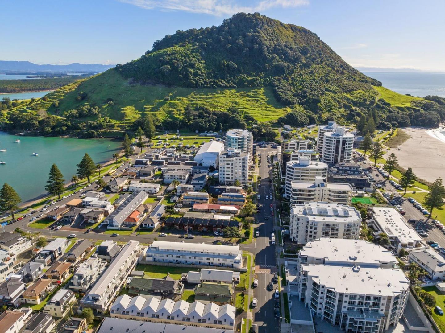 فيلا The Iconic Kiwi Bach, Full Site Downtown Mount ماوْنت مونغانيو المظهر الخارجي الصورة